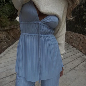 Set från Zara - Finaste setet från Zara som är helt slutsålt! Har aldrig kommit till användning hos mig tyvärr :/ Prislapparna är kvar! Säljer toppen och byxorna för 200kr tillsammans! 💙 SENASTE BUDET ÄR 800kr⭐️ KOMMER LÄGGA UT ETT LIKNANDE SET SNART I GRÖNT 🤭🦋