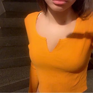 Orange long sleeve crop top - Orange tröja i storlek xs. Har använt en gång men inte kommit till användning något mer. Superfin till sommaren!💕