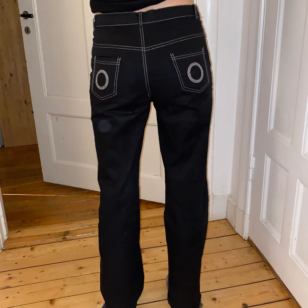 Svarta byxor med coola silver detaljer. Sitter mid/low-waist och är lite flare! Passar mig superbra som är 174cm lång.. Jeans & Byxor.