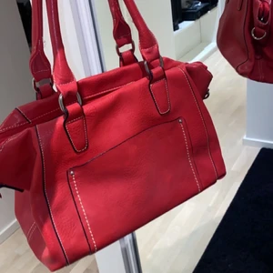Väska - En jätte fin röd handväska från Kewechris köpt second hand för 200kr säljer för 95kr. Frakt kan lösas om man hälldre vill ha de