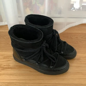 Inukki skor - Säljer dessa super fina inukkiis eftersom dem inte kommer till någon andvändning! Dem är i bra skick bara lite slitna på utsidanav ena skon❤️ dem har klack i sulan, inte mycket som märks JÄTTE MÅNGA INTRESSERADE SÅ DE BLIR BUDGIVNING  