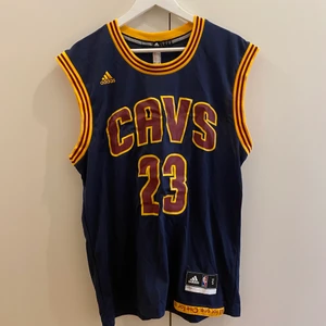 Basketlinne Adidas, Strl S - Basketlinne Adidas, CAVS - #23 Lebron James. Storlek S. Fint skick.