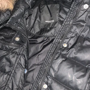 Rock and blue jacka - Jackan är väldigt fin och sitter fint på kroppen men väljer att sälja för den inte passar mig längre. I väldigt bra skick och fin päls. Storlek 34 