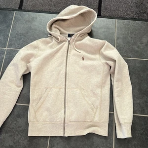 Ralph lauren zip hoodie  - Ralph lauren zip hoodie inköpt från Rodeo Drive för något år sedan. Den har ett litet hål på armen, de syns dock inte mycket när man har den på sig eftersom hålet är mer in mot kroppen och inte utåt. Kan dock sy igen det om man nu inte vill fixa det själv! 