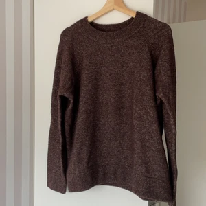Stickad tröja samsoe  - En jättefin brun stickad tröja från samsoe samsoe. En lite längre modell (nor on long). Använd endast ett fåtal gånger, alltså i väldigt fick skick! Nypris 1299kr. 