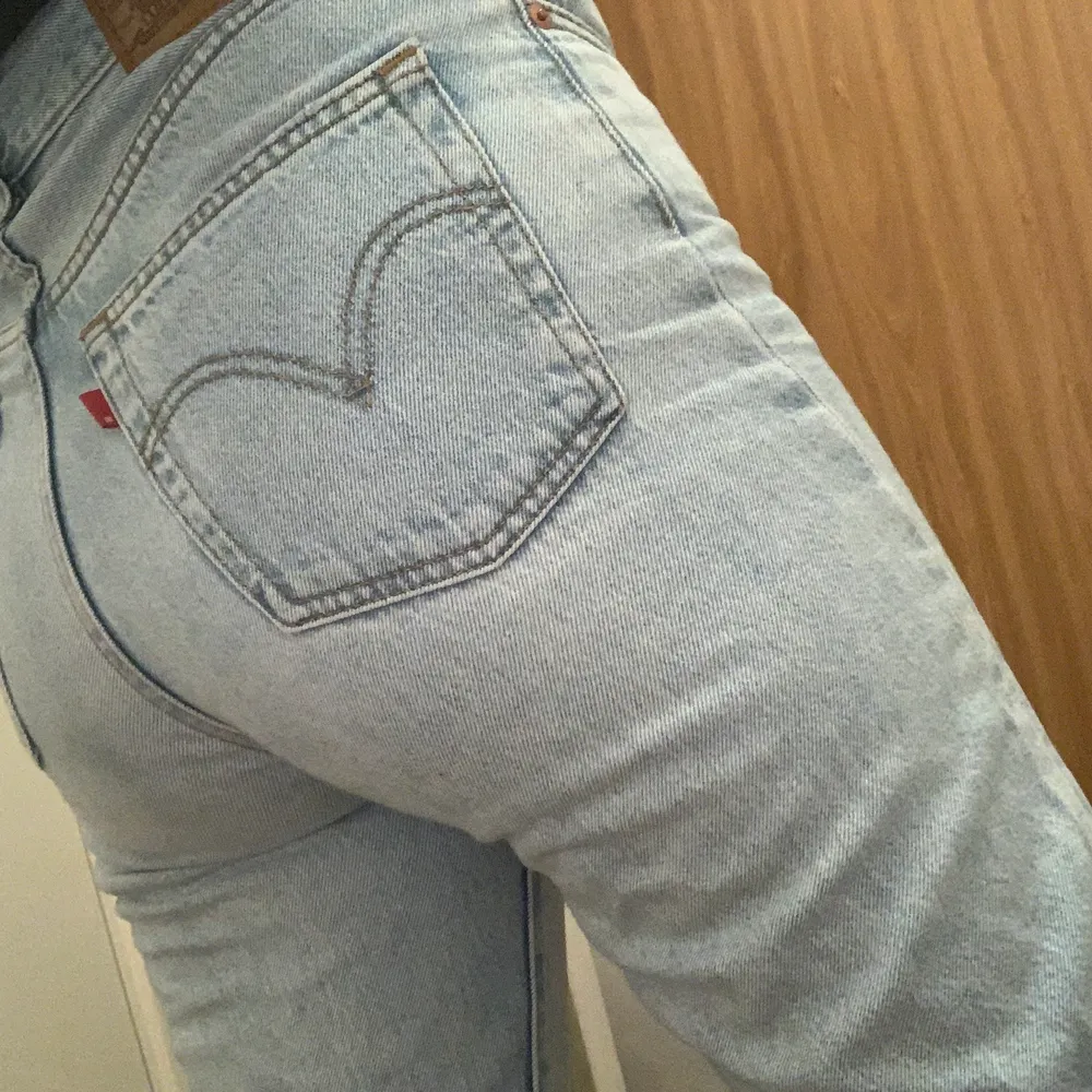 Använda få gånger, jeans från levi’s fett sköna! Jag på bilderna är 170cm. Köparen står för frakt - spårbar💙💙💙. Jeans & Byxor.