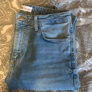 Jeans  - Säljer mina jeans från Zara, använda några fåtal ggr, är i jätte fint skick💙