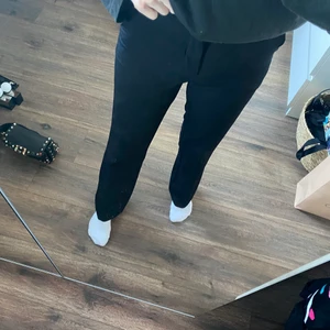 Svarta kostymbyxor  - Svarta kostymbyxor från BikBok i storlek 34. Sjukt skönt material och är lite stretchiga. Jag är 165 och de slutar en liten bit ovanför fötterna, så vid anklarna typ. 