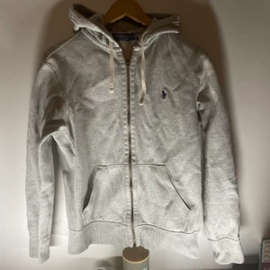 Polo Ralph lauren Kofta  - Storlek S ! ända problemet med tröjan är dragkedjan som inte går hela vägen upp, annars finns det inga problem med den. 