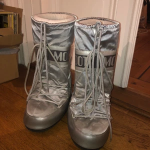 Strl 39 - Säljer mina silvriga moon boots, de är något använda men fortfarande i bra skick. Kan även tänka mig att byta mot korta/låga moonboots.