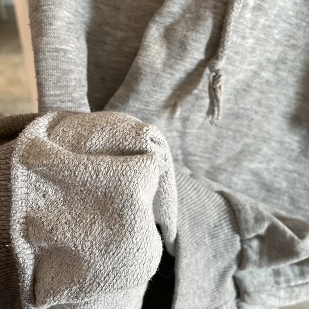 En grå bekväm hoodie. Hoodies.