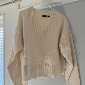 Beige Stickad tröja från Bikbok - Storlek S men är oversized. Knappt använd, mjukt material. Betalning med Swish. Alltid postbevis 😊🥰 skriv om du önskar spårbart paket! (Extra kostnad)