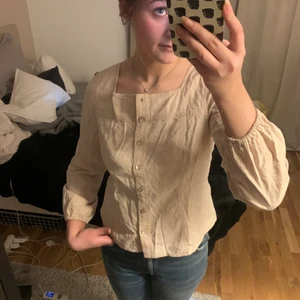 Secondhand blus - Säljer denna blus jag köpte secondhand som är i jättefin puderrosa nyans med broderat mönster! Första knappen saknad dessvärre men syns knappt 💗