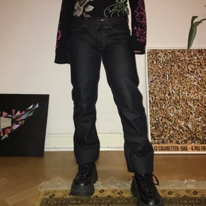 Mörkblåa acnejeans  - Asnice raw denim från acne i dunder skick, ser svarta ut på bilderna men är väldigt mörkt blå! midjemått 82 cm, innerbenslängd 80 cm, midja till gren 24 cm