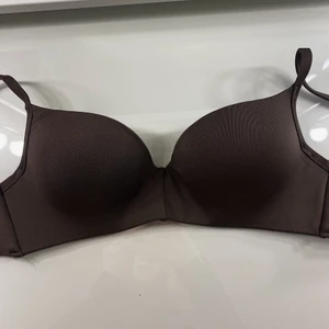 Bikini överdel  - Fin bikini bh/överdel storlek 70B, inköpt på H&M i somras dock bara testad då den var förliten. Helt i nyskick. Färgen är mörkare brun 🤎  BHn är push up, nypris 200 kr