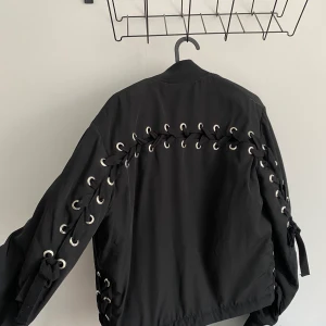 Bomberjacka - Bomberjacka med snörningdetaljer storlek 36. I gott skick använt fåtal ggr