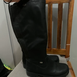 Rieker stövlar - Höga stövlar med får ull inuti i hela skon, storlek 38 lite mindre i storleken pågrund av ullet så skulle passa bättre på en med 37/37,5. Stövlarna går lite under knäna väldigt bekväma och varma. Helt som nya använt endast 1 gång. Köptes för 1000kr mitt pris 600kr (går att diskutera pris) 🤩😇😇
