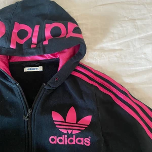 Adidas zipup  - Cool adidas zipup i fint skick!💕färgen syns bäst i första bilden (: Har även rosa snören jag kan trä in i luvan om det önskas