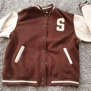 College Jacka - Brun och begie college jacka. I bra skick men har användts. Köpt från H&M