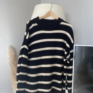 Randig stickad 💌 - Storlek: Small (oversized) Märke: hm Skick: bra Kan skicka fler bilder vid behov ❤️