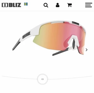 Bliz Matrix  - Släpp lös dina inre krafter med Matrix. Modellen är perfekt för cykel, längdskidåkning och andra multisporter. Med Matrix missar du aldrig något. Brett cylindriskt synfält och smart ventilation ger dig alltid bästa möjliga sikt.  Matrix är också utrustad med Hydro Lens Tech™. En lins i X-PC med hög optisk kvalitet för klar sikt i olika väderförhållanden. Du får högsta komfort med justerbar näsdel och justerbara skalmar. Allt är anpassat för att få dig att prestera på topp.  Originalpris 699kr