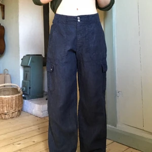 linnebyxor - Linnebyxor med fickor på sidorna i strl 38. Från märket In Wear. Bra skick bortsett från ett litet hål i grenen som man lätt kan sy igen. Går ner till marken på mig. jag på bilden är 160 och brukar ha S och strl 27,28 i byxor. Kan skicka fler bilder eller mått vid begäran. Om fler är intresserade blir det budgivning. Kolla gärna in mina andra annonser, samfraktar gärna🐅