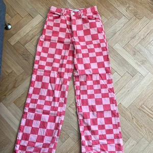 Rosa & röda rutiga byxor. - Byxor med bra skick som är rutiga går ner till min häl och jag är 165cm.