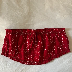 Helt oanvänd röd tubtopp strl M - Helt ny och oanvänd röd tubtopp med vita prickar, storlek M! Supersöt, frakt 13kr🥰