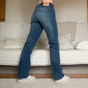 Levis 506 - Säljer dessa Levis jeans i storlek W32L32, 82cm midja och 81cm innerbenslängd! Jag på bilderna är 172cm lång och brukar ha storlek 38/W28/S-M❤️