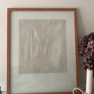 Tavla inkl. ram - Handgjord tavla i beige och vit med korkram som är inkluderad i priset 🤍 passar perfekt till vårens inredning 🍃