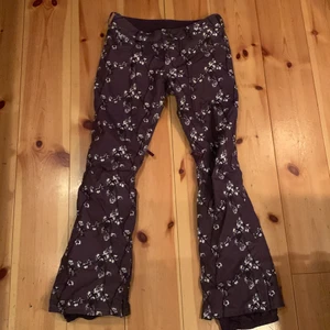 Burton skidbyxor - Mycket sparsamt använda skidbyxor av märket Burton. Storlek; L, men något små i storleken.                   