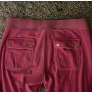 Juicy couture  - Jätte fina juicy byxor gammal model . Endast tästade. 👍🏼  (Saknas knapp innuti men de syns inte)           Köparen står för frakt🚚 kan även mötas i Stockholm. Pris kan diskuteras! 