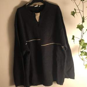 mysig oversized sweater köpt secondhand, plagget är lite missfärgat förmodligen av före detta ägare men det är inte jättesynligt:)