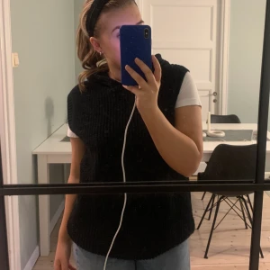 Stickad väst - Med luva