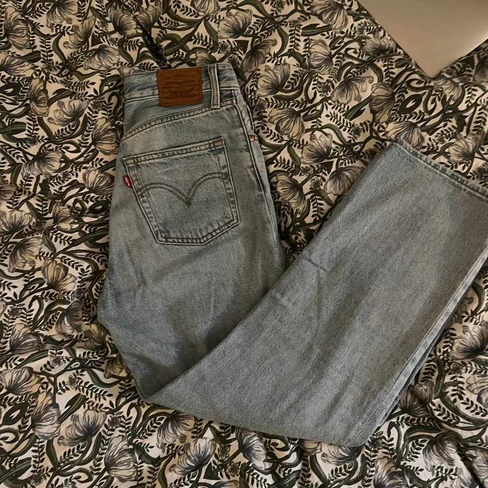 Säljer mina jeans då jag inte använder dem länge. Superfin tvätt och sparsamt använda! Storlek 25/27. Jeans & Byxor.