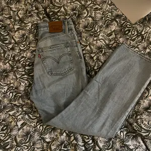 Säljer mina jeans då jag inte använder dem länge. Superfin tvätt och sparsamt använda! Storlek 25/27