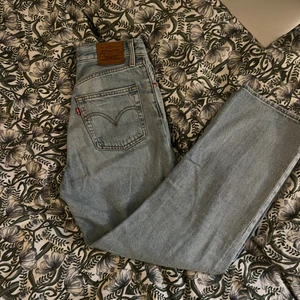 Levis ribcage straight  - Säljer mina jeans då jag inte använder dem länge. Superfin tvätt och sparsamt använda! Storlek 25/27