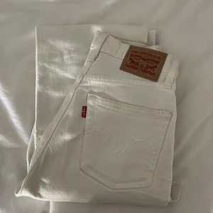 levis jeans  - säljer dessa levis jeans som inte kommer till användning. dem behöver tvättas! det gör jag innan jag skickar. Dem är köpta i usa i en levis butik. skickar fler bilder om man vill. Värdet på dessa byxor är 1000kr. 