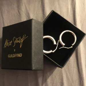 Silver örhängen Alice stenlöf - 23mm hoops ifrån guldfynds sammarbete med Alice stenlöf, frakten ingår