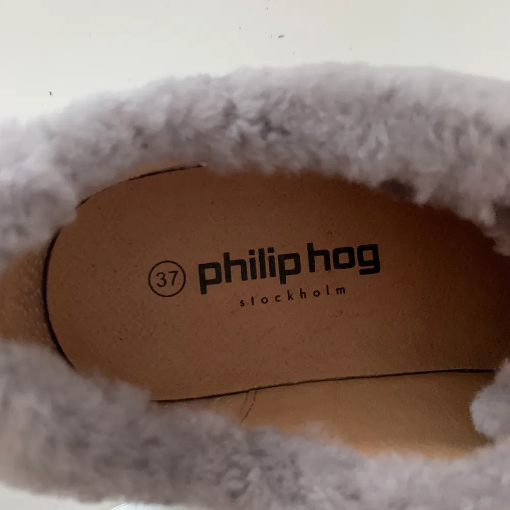 Sjukt snygga och knappt använda Philip Hog sneakers! De är gråa med grå ”päls” på ovansidan, se bild.  Varsamt använda, i storlek 37. Passar även en 38.   Det är tråkigt att det bara står, därav är det nu dags för dessa godingar att hitta en ny användare!. Skor.