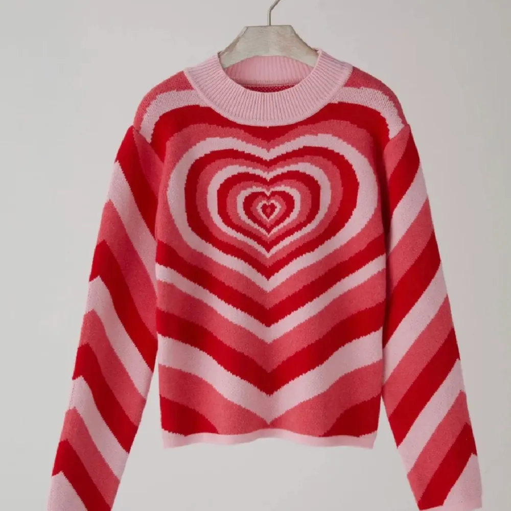 Säljer denna heartwave tröja ifrån cider eftersom att den inte kommer till användning. Superskönt material som inte alls sticks! Använd ca 2 ggr🌟 Köparen står för frakten🚚  tveka inte med att höra av dig vid frågor eller om du vill ha fler bilder ✨ (första två bilderna är lånade, den sista är min egna). Tröjor & Koftor.
