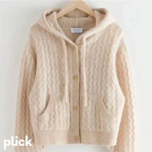 Stickad hoodie - Säljer den här jättefina stickade hoodien från & other stories. Jättefin kvalitet och bra skick (sparsamt använd) Nypris typ 850 säljer för 400!❤️