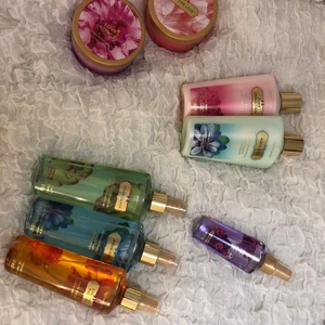 Victoria’s Secret produkter  - Säljer mina parfymer, body butters & body lotions från Victoria’s Secret. Body butters och lotions är i princip oanvända. Men parfymerna är lite använda, så fråga bara om bild så skickar jag 💓💗💖 