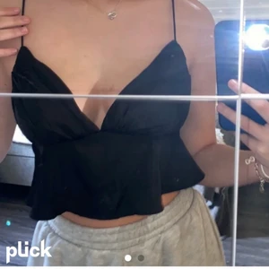 Volang topp - Super fin volang topp som aldrig är använd! 