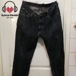 Mörka jeans - Mörka jeans i strl 36/34. Säljs av Rytmus Stockholms Elevkår, alla kläder som säljs har skänkts utav elever på Rytmus och de pengar som samlas in från klädinsamlingen ges oavkortat till WWF. Ta chansen och köp fina kläder second hand och bidra på samma gång till att bevara miljön!