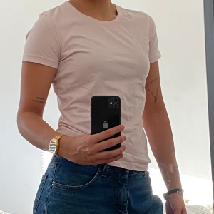 Ljusrosa T-shirt  - Ljusrosa T-shirt i 92% bomull, väldigt mjuk och väldigt skön. 