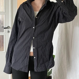 kritstrecksrandig skjorta - skjorta med kritstrecksränder