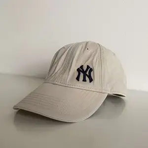 Vintage Ny Yankees keps i färgen ”sand”. DM vid frågor eller kontakta oss på instagram @Headsup.vintage ☺️ (Köparen står för frakt)