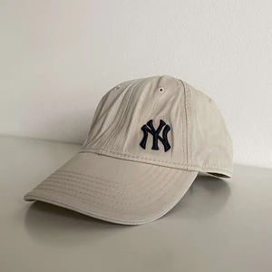 Vintage New York Yankees Cap - Vintage Ny Yankees keps i färgen ”sand”. DM vid frågor eller kontakta oss på instagram @Headsup.vintage ☺️ (Köparen står för frakt)
