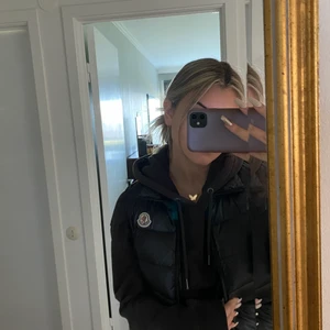 Moncler väst i svart  - Säljer en superfin moncler väst i gott skick. Den har storlek 1 vilket motsvarar en S. Den säljs på grund av att jag har vuxit ur den. Kan både mötas eller leverera men då står köparen för frakten. Originalförpackning finns kvar. 